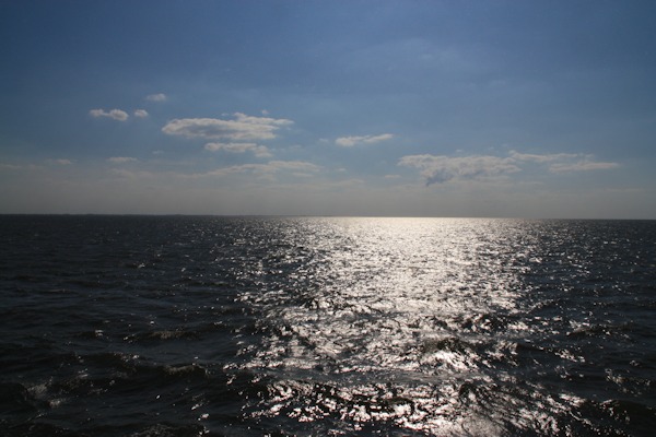 Die Nordsee mit blauen Himmel und Sonne