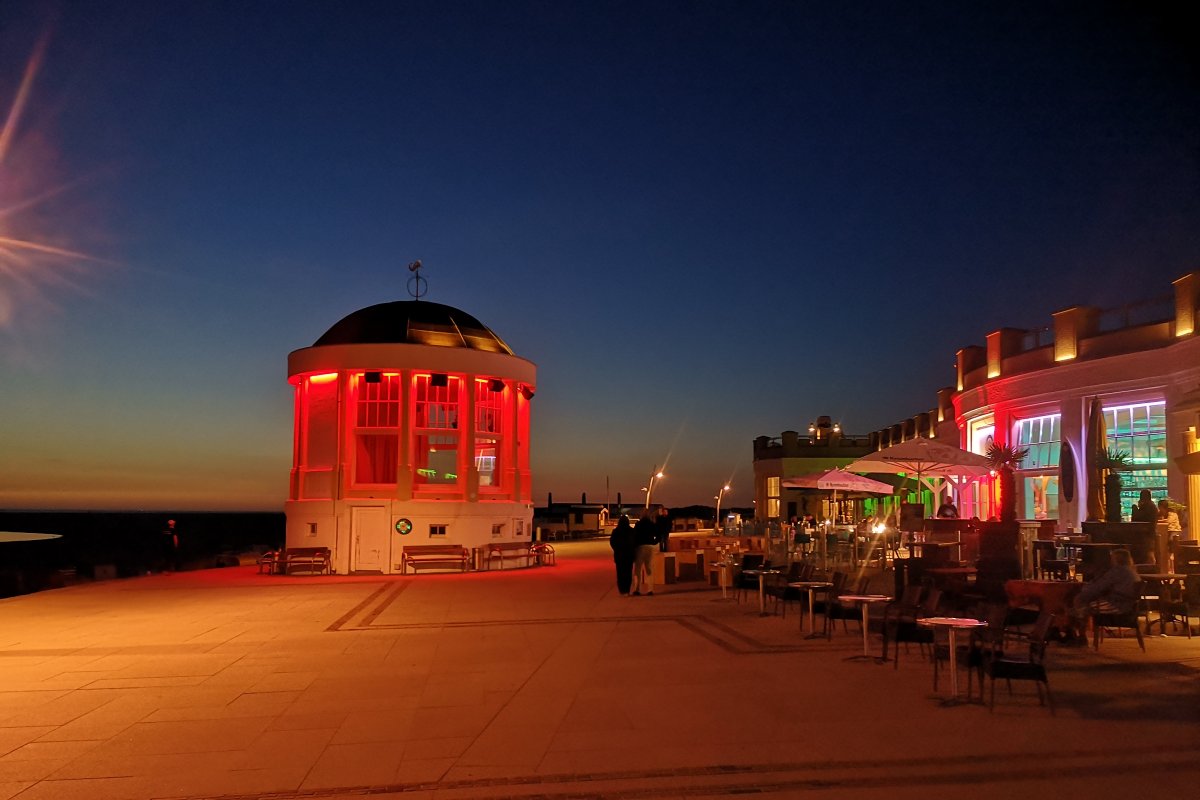 Promenade Borkum am Abend beleuchtet