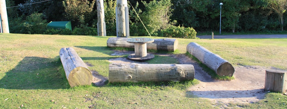 Sitzgruppe für Sicherheitseinweisung am Kletterpark