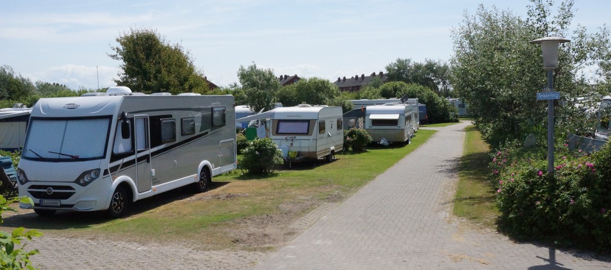 Wohnmobil und Wohnwagen auf Borkum